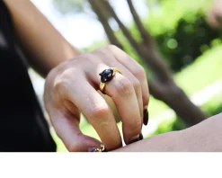 Anello pantera in bronzo dorato e smalto nero Unoaerre