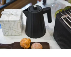 Bollitore elettrico plissè nero Alessi