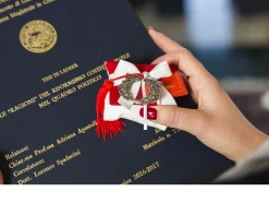 Bomboniera laurea lente d'ingrandimento alloro con nappina e sacchetto portaconfetti Selezione zanolli