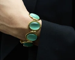 Bracciale ottone finitura oro con occhio di gatto verde acqua Sovrani