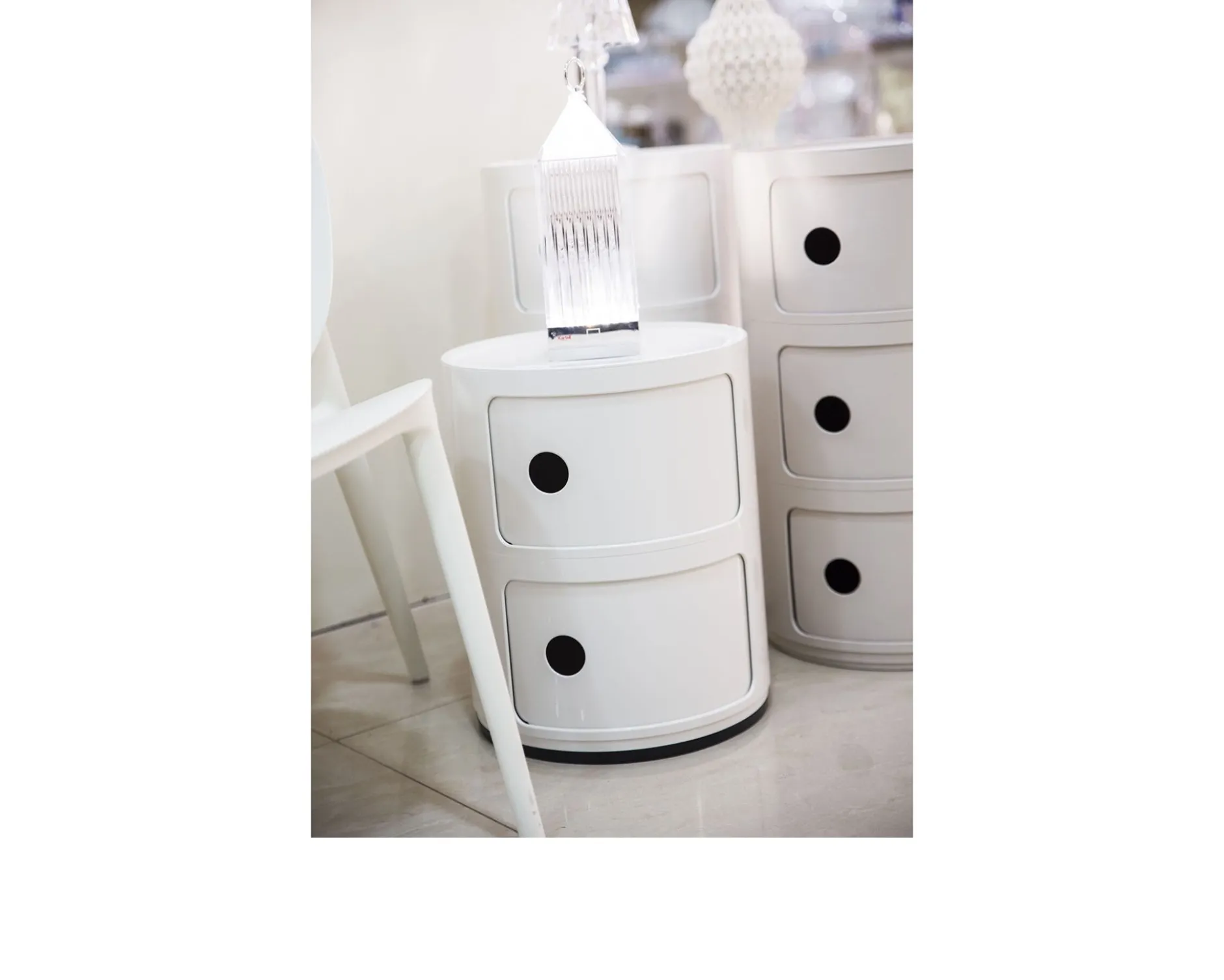 Cassettiera componibile a tre elementi colore bianco Kartell