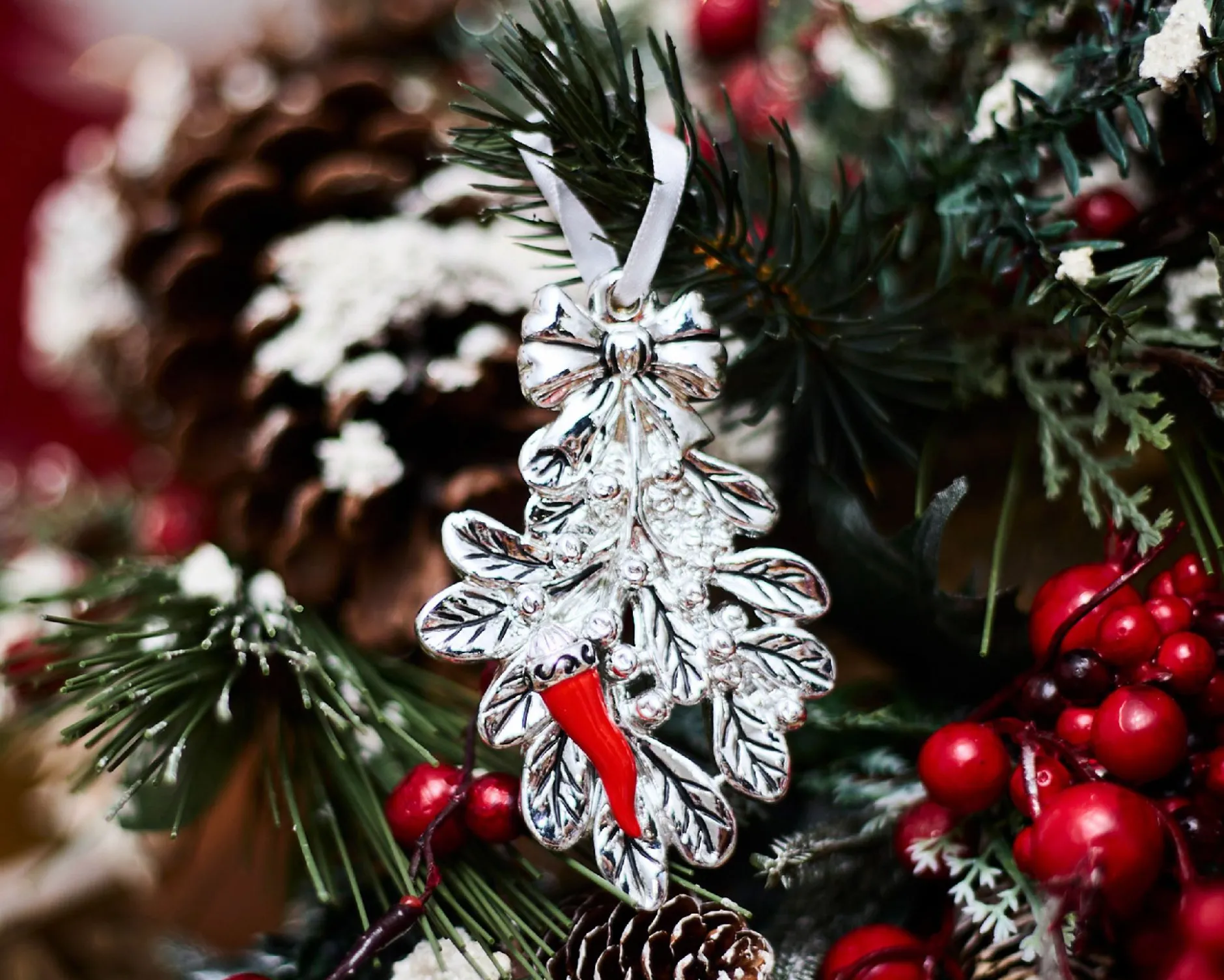 Idea regalo natale vischio argento e cornetto rosso Selezione zanolli