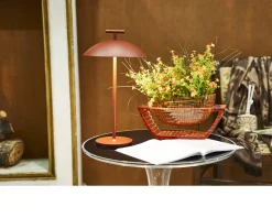 Lampada da tavolo mini geen-a acciaio colore mattone con batteria dimmerabile Kartell