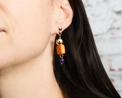 Orecchini pendenti ottone finitura oro con resina arancione e ametista Sovrani