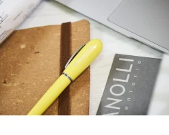 Penna a sfera classica lady con cappuccio in metallo laccato giallo Settelaghi