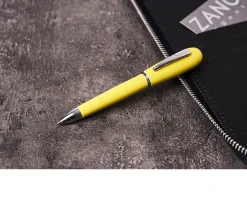Penna a sfera classica lady con cappuccio in metallo laccato giallo Settelaghi