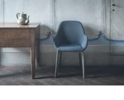 Sedia clap grigia con seduta arancio Kartell