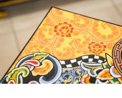 Tavolino floral colorful dipinto a mano Tom's drag